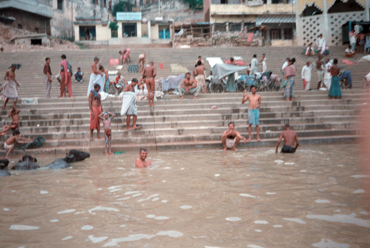 india-bathing-in-ganges_1