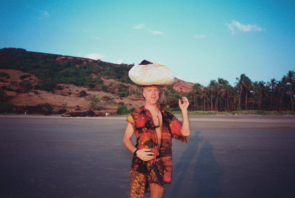 india-carrying-bale-on-head-in-goa_1