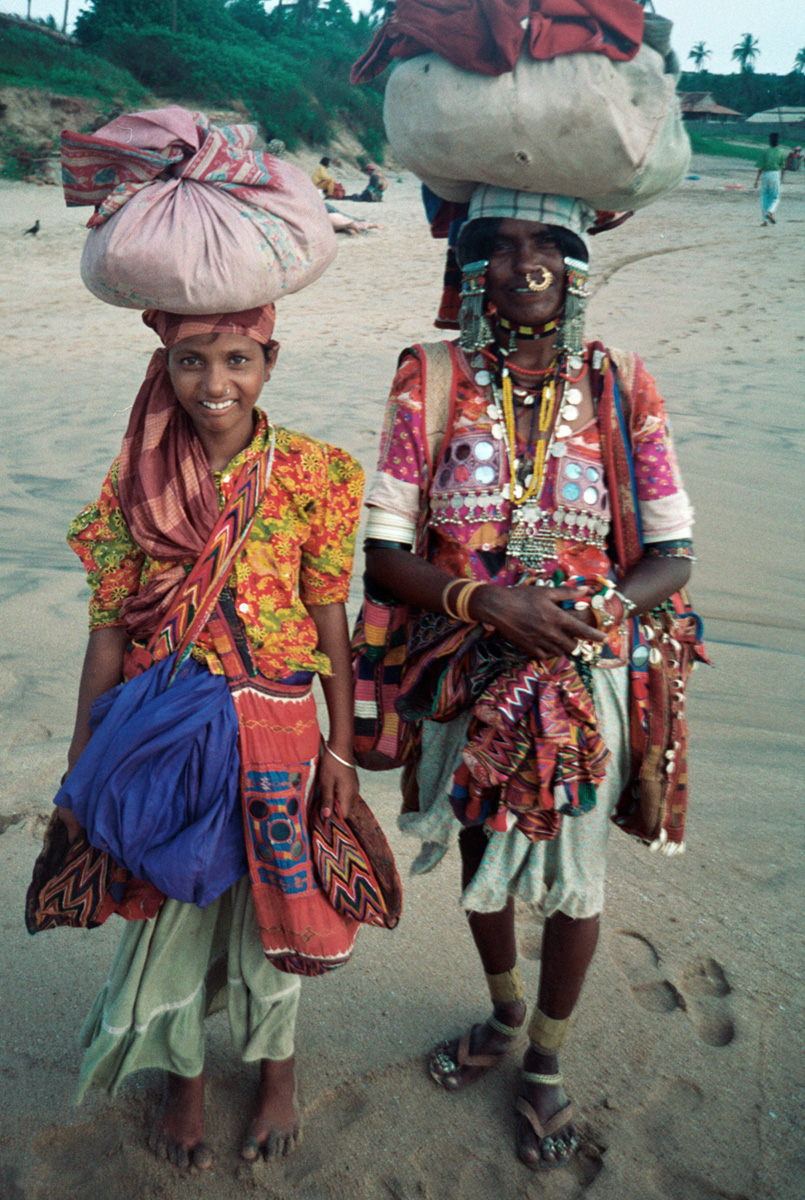 india-girls-selling-goods-in-goa_1