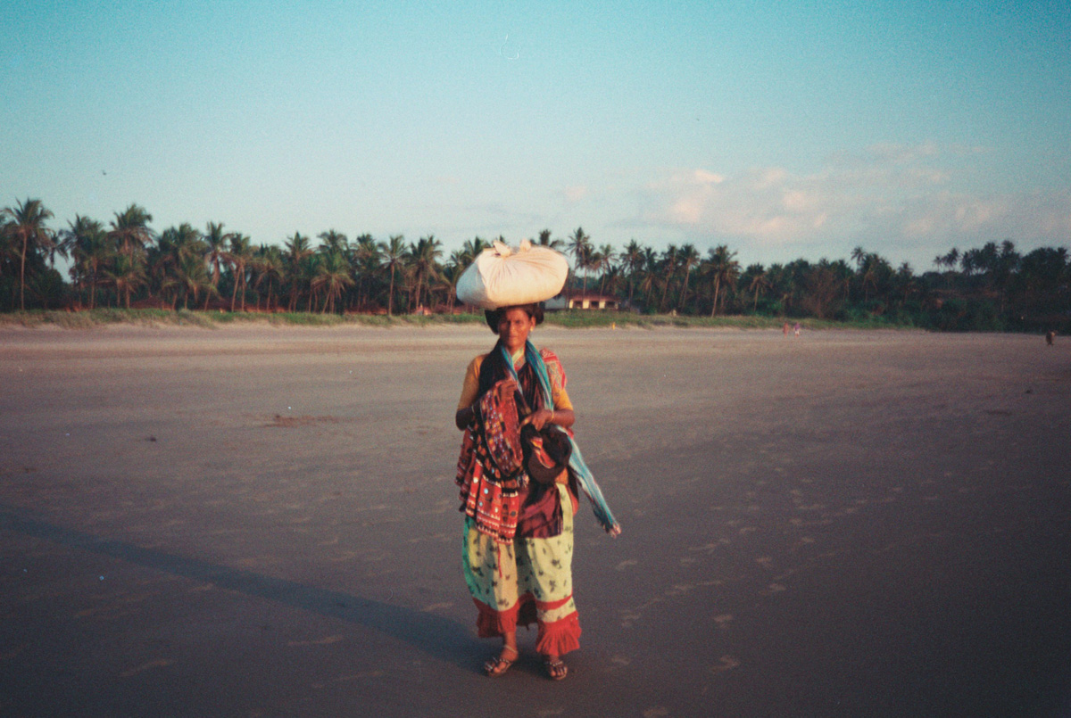 india-goa-woman-selling-on-beach_1
