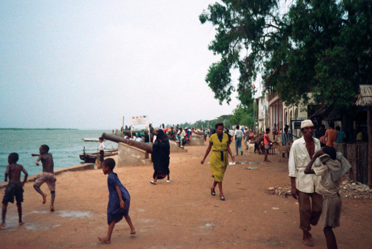 kenya-lamu-kids-swimming