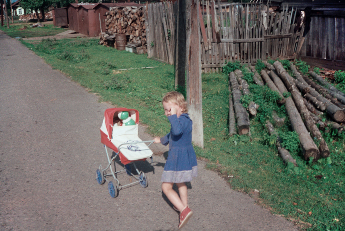 siberia-little-girl-pushing-carriage_0